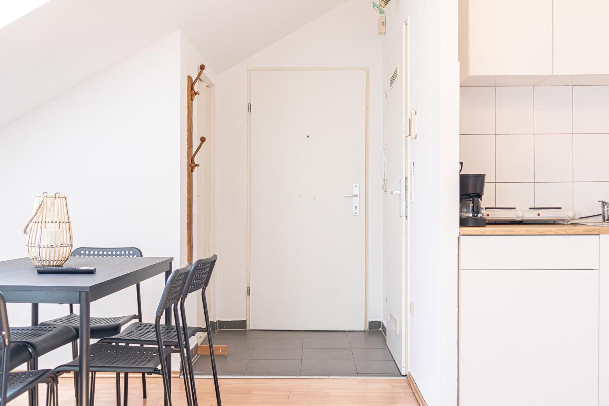 Lovely 2br Apt, Great Location - Near Schoenbrunn Apartment